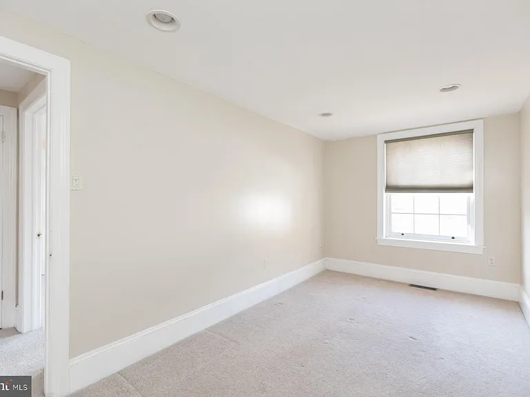 242 S 8th St #4 — Photo 19