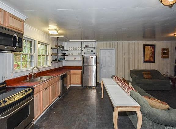 5th image of 729 1/2 Lucas St