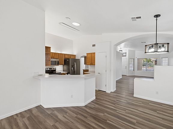 3rd image of 253 W Grovers Ave