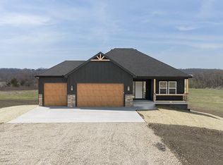 17801 246th St, Tonganoxie, KS 66086