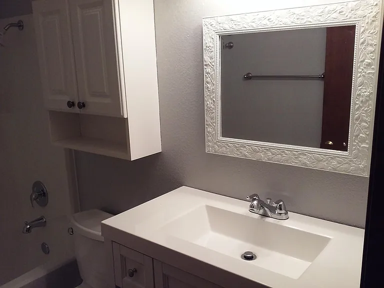 Upstairs full bath.