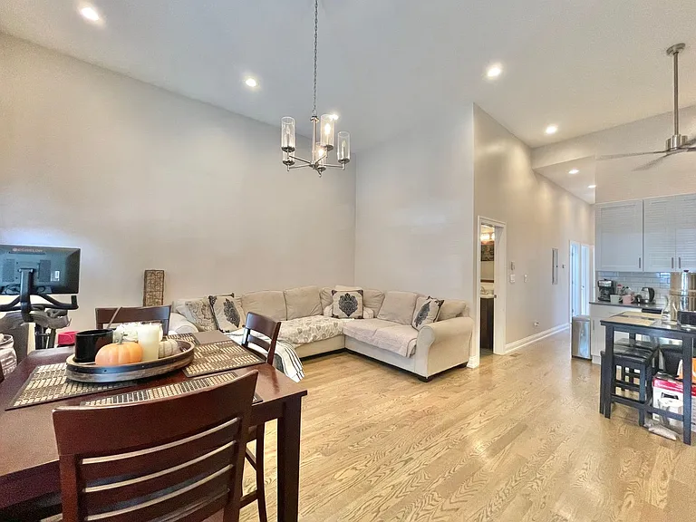 2135 W 19th St — Photo 3