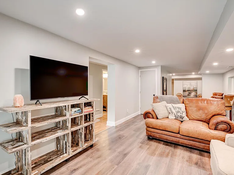 1301 Glenoaks Dr — Photo 21