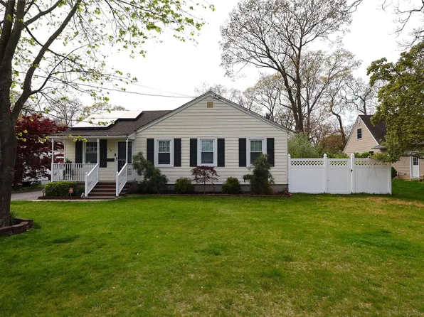 50 Pauchogue Avenue, East Islip, NY 11730