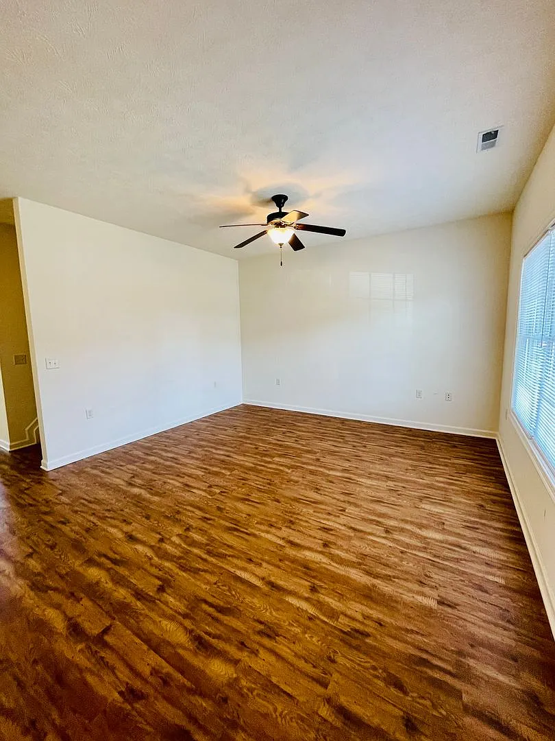 3 Bedroom, 2.5 Bath Two Level Townhouse — Photo 2
