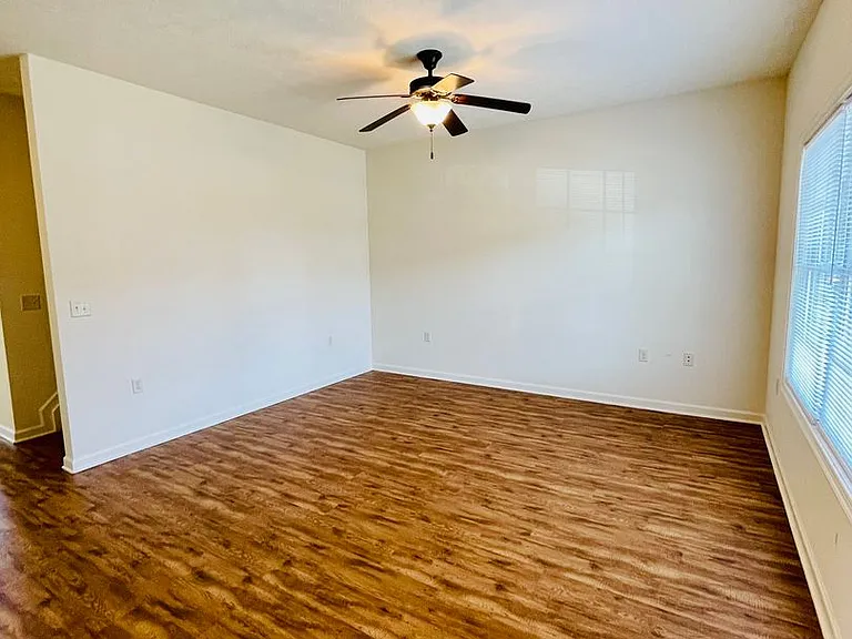 1023 Wellington Dr — Photo 2