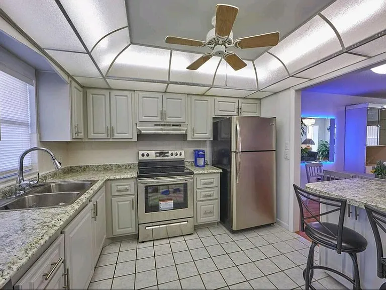 4550 Cove Cir #808 — Photo 6