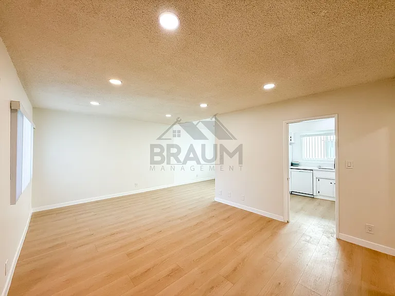13129 OXNARD ST. — Photo 3