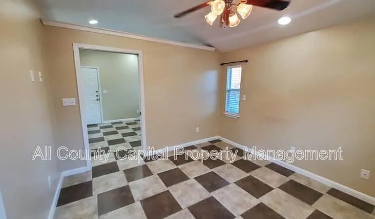 1116 Northwestern Ave — Photo 4