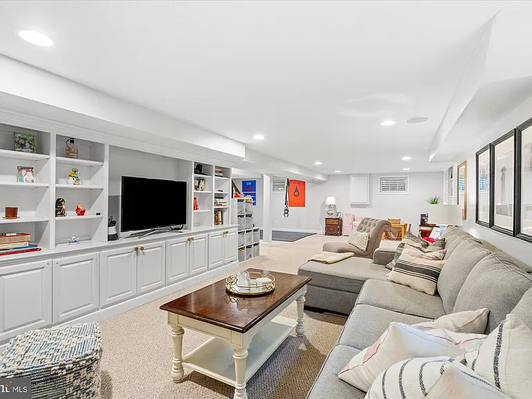 610 Crestwood Dr — Photo 26
