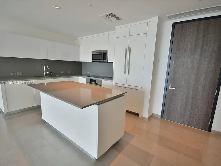 88 SW 7th St — Photo 4