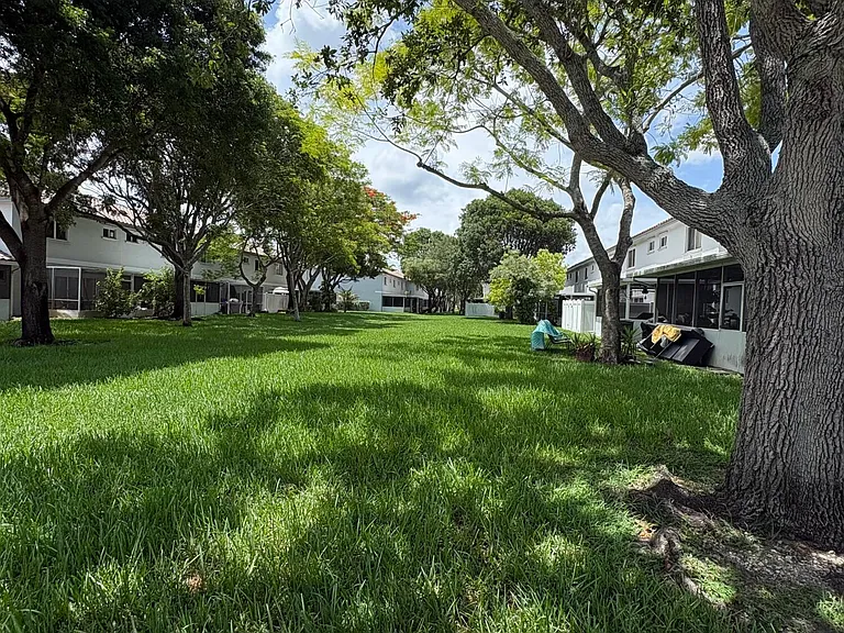 702 NW 208th Ter — Photo 30