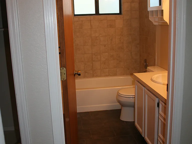 863 E Carter St — Photo 11