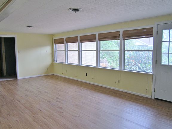 4th image of 144 Robins Ln