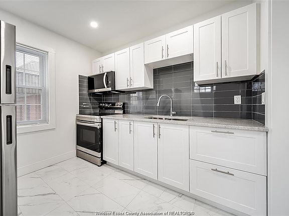 3rd image of 1691 Dougall Ave
