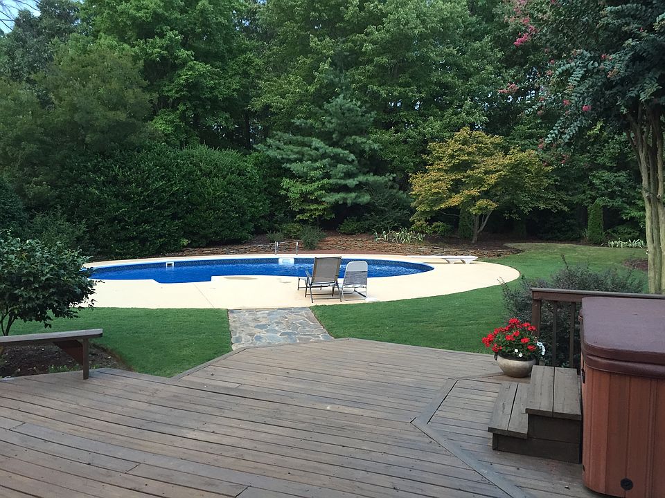 2nd image of 387 Carleton Cir
