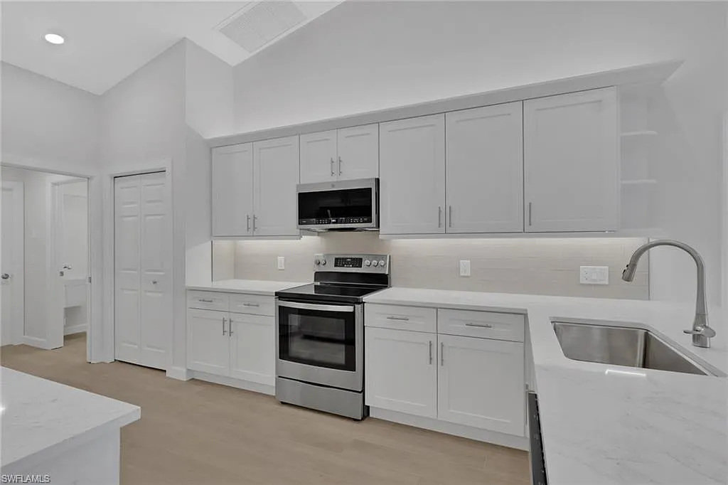 4 bed, 2.0 bath, 2000 sqft, $3,900 — Photo 2