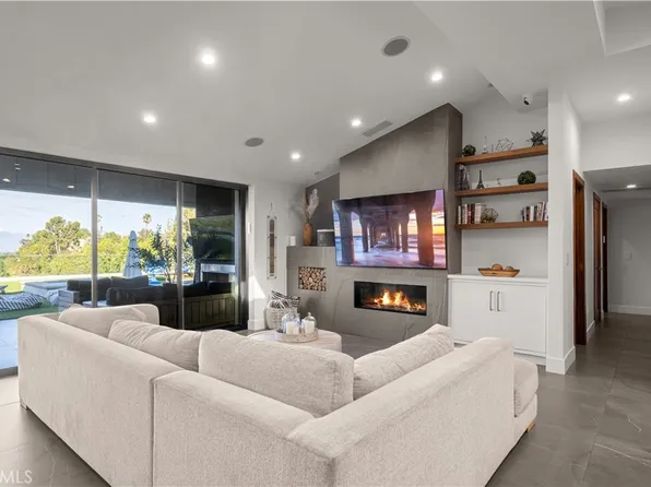 20461 Coulson St, Woodland Hills, CA 91367