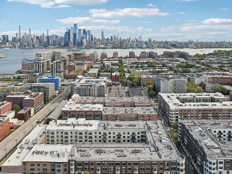 1300 Grand St #418 — Photo 30