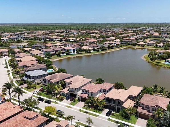 8970 Watercrest Cir W, Pompano Beach, FL 33076