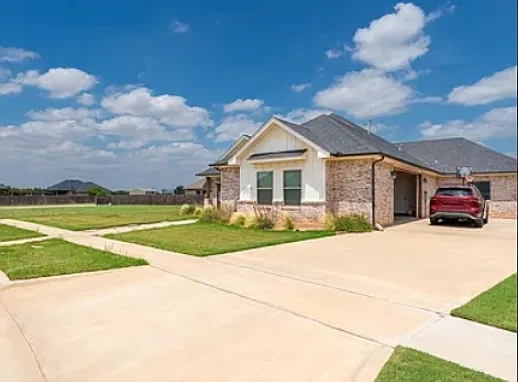 4 bed, 2371 sqft, $5,500 — Photo 2