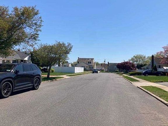 Exterior Neighborhood (street photo)