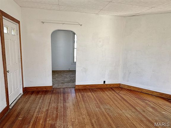 4th image of 114 E Rowe St