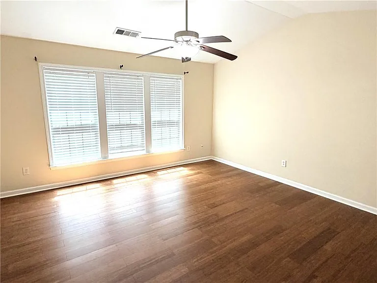 2380 Fairlie Dr — Photo 11