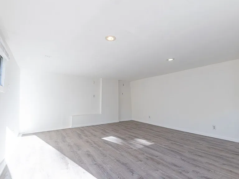 2226 S Redondo Blvd — Photo 16