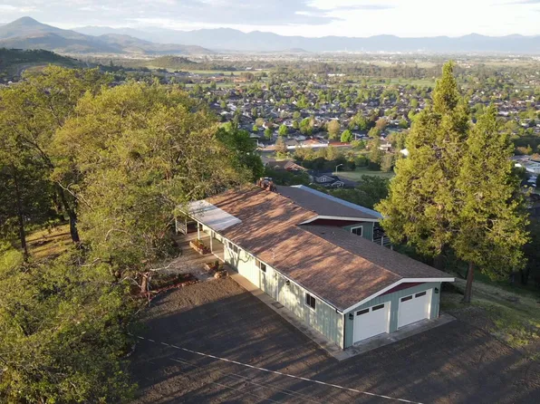 1015 Palima Dr, Eagle Pt, OR 97524