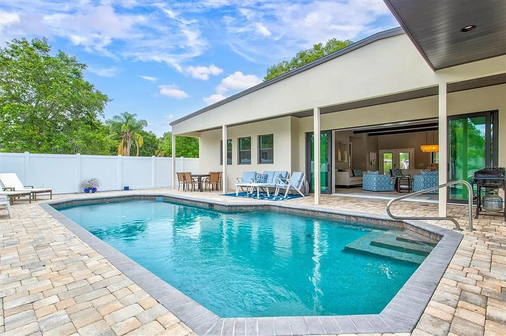 3 bed, 2.5 bath, 2080 sqft, $12,000 — Photo 2