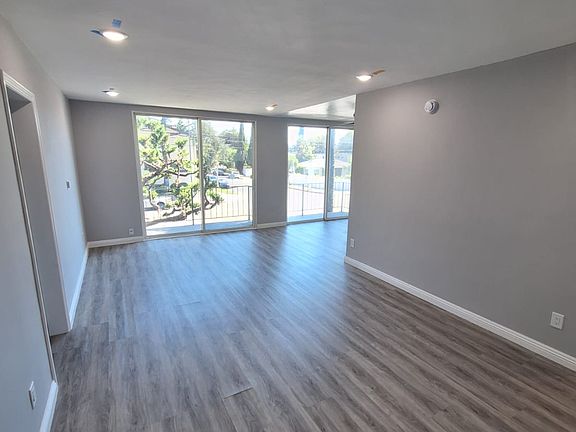 5th image of 13961 Oxnard St APT 59