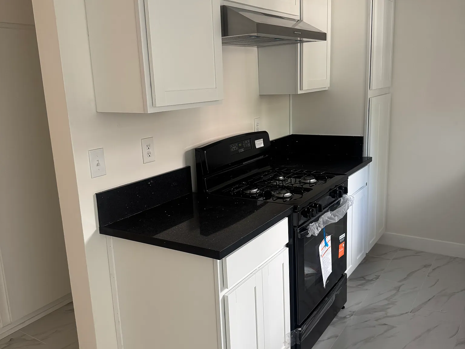2 bed, 1.5 bath, 900 sqft, $2,875 — Photo 2