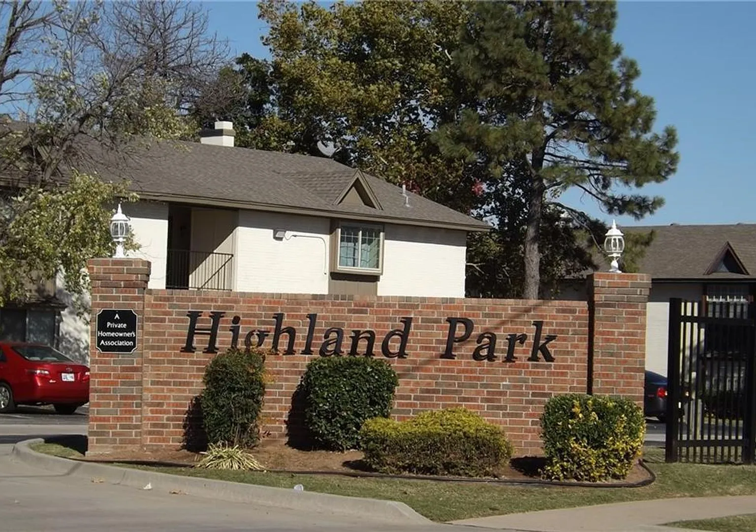 3 bed upstairs condo in Norman, community pool and plenty of parking! — Photo 1