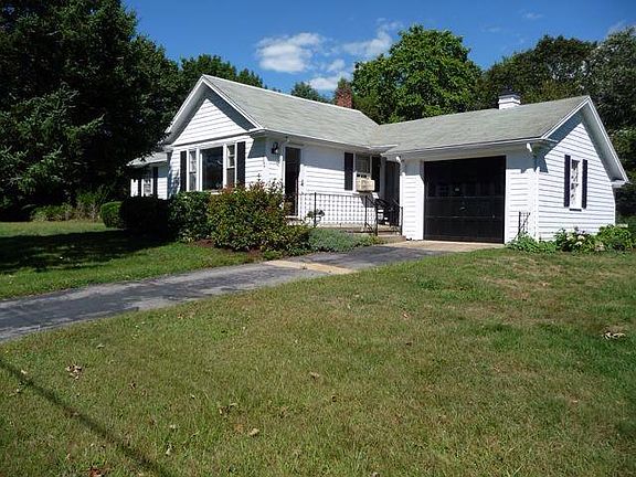 Great location on main road close to shopping and restaurants