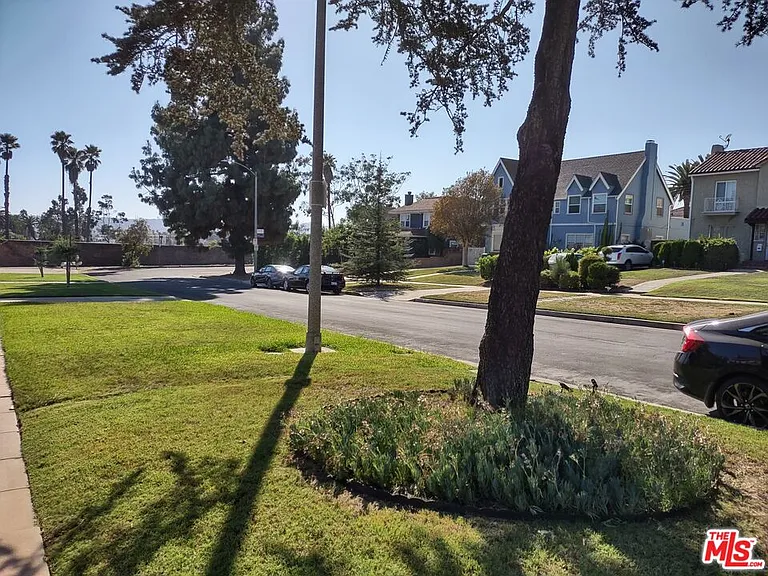 2142 S Victoria Ave — Photo 44