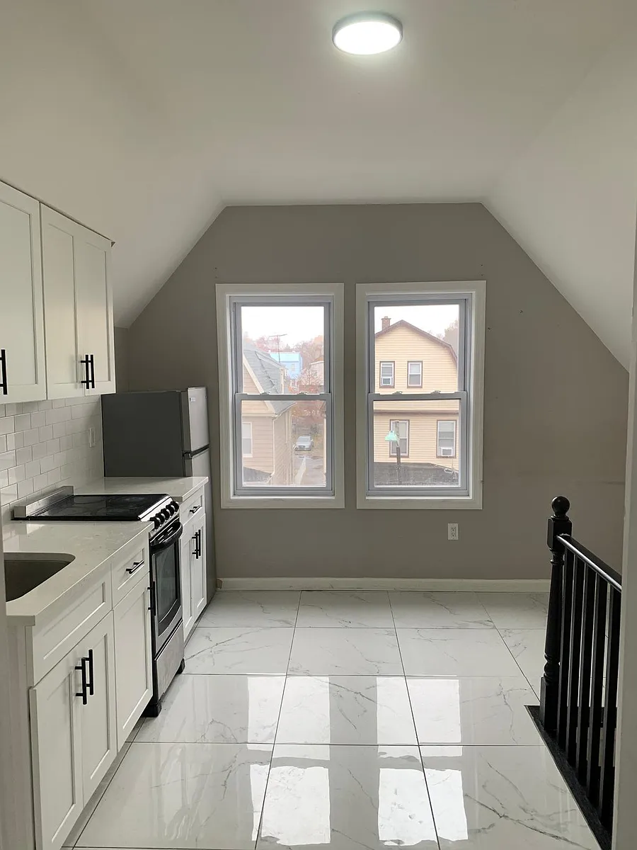 Building Photo - 528 Norwood St #3