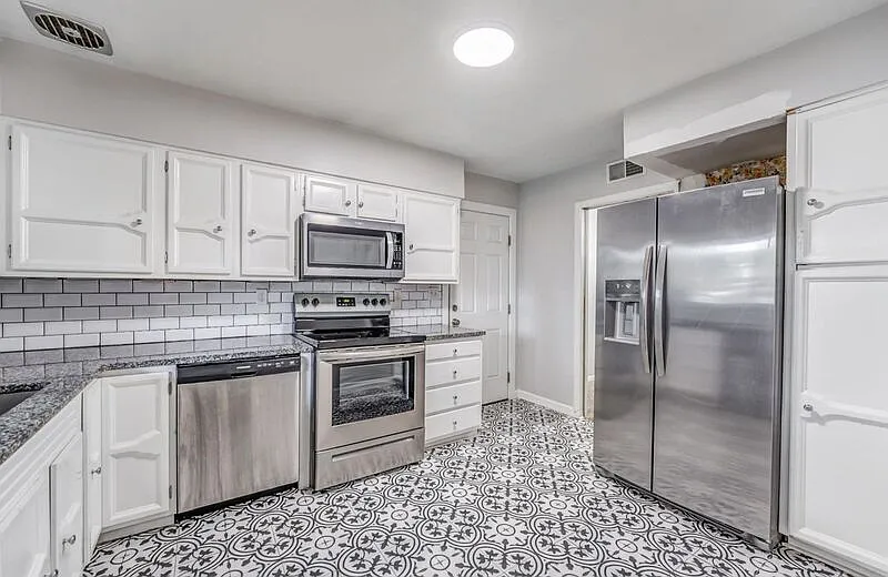 4 bed, 2.0 bath, 1956 sqft, $1,850 — Photo 4