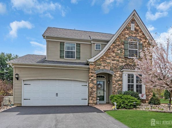 10 E Black Heath Ct, Farmingdale, NJ 07727