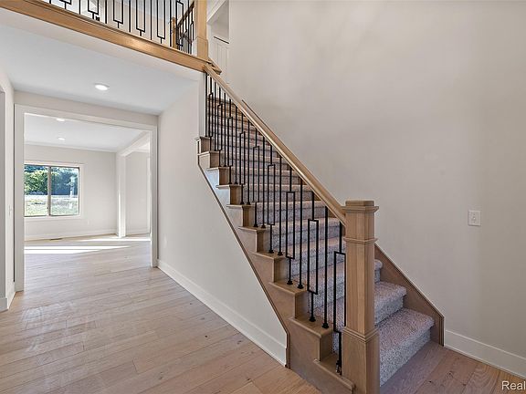 3rd image of 49928 Jean Dr