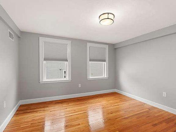 Main floor bedroom w/walk-in closet & full bath