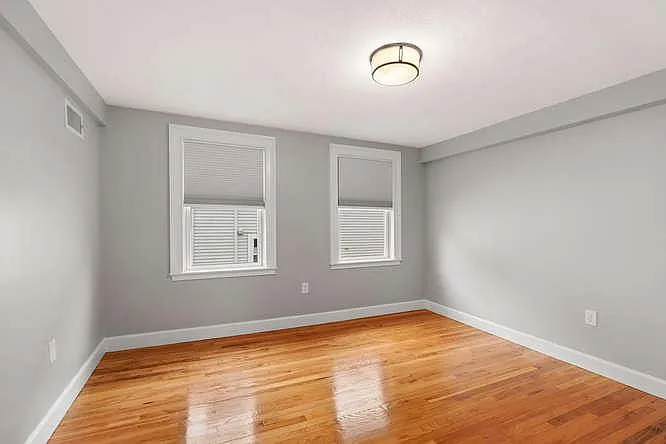 Main floor bedroom w/walk-in closet & full bath