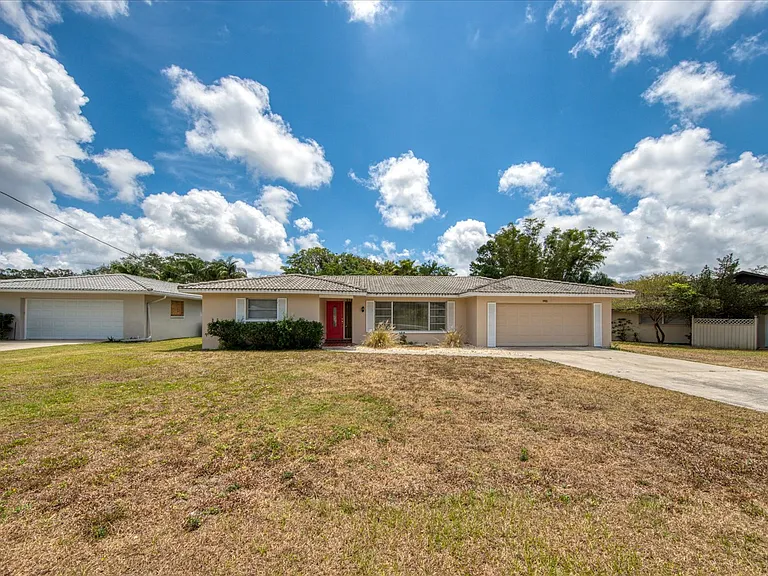 1901 Dolphin Dr — Photo 2