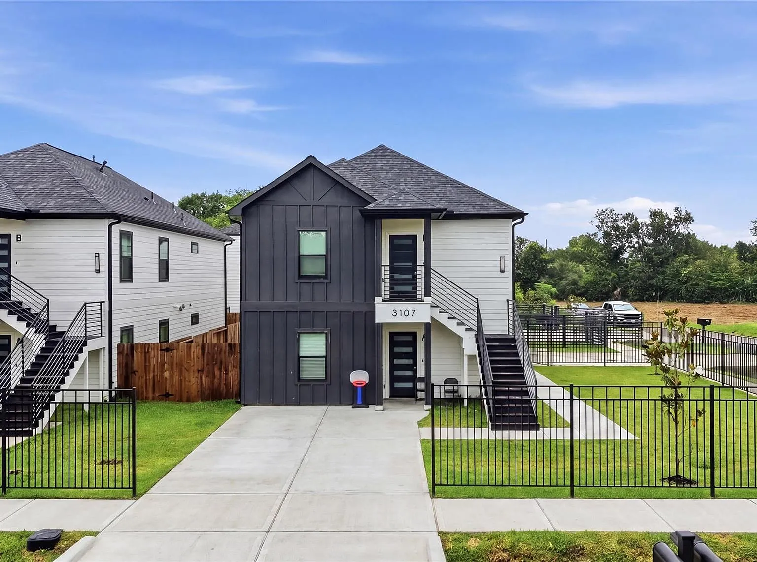 3 bed, 2.0 bath, 2778 sqft, $1,650 — Photo 2