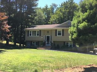 14 Castle Dr, Chestnut Ridge, NY 10977