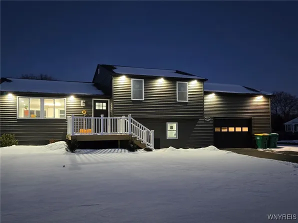 5311 Southview Dr, Lockport, NY 14094