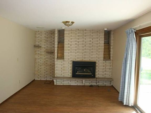 Family Room w/fireplace