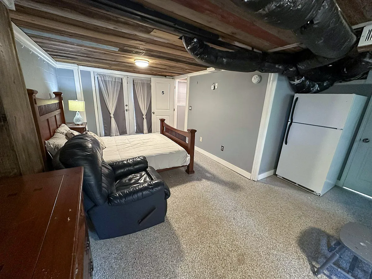 Unit 5 with Private Bath, Front and Rear Private Entrances, Refrigerator, Microwave, and Sink. - Woodland Dr NW