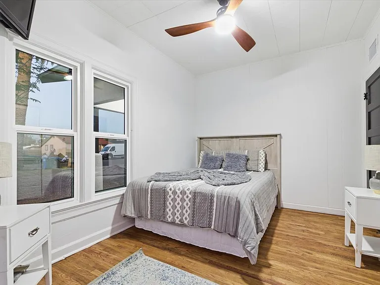 2029 E Yale St — Photo 13