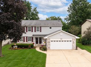 717 S Point Dr, Schaumburg, IL 60193